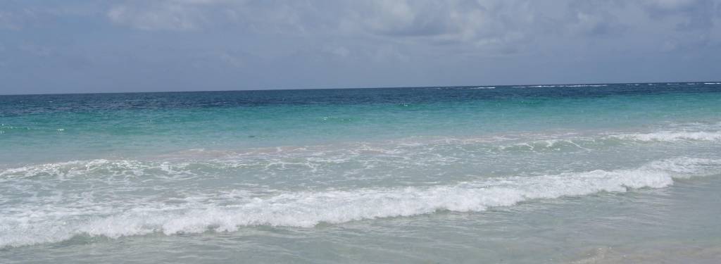 plage sauvage, eau turquoise