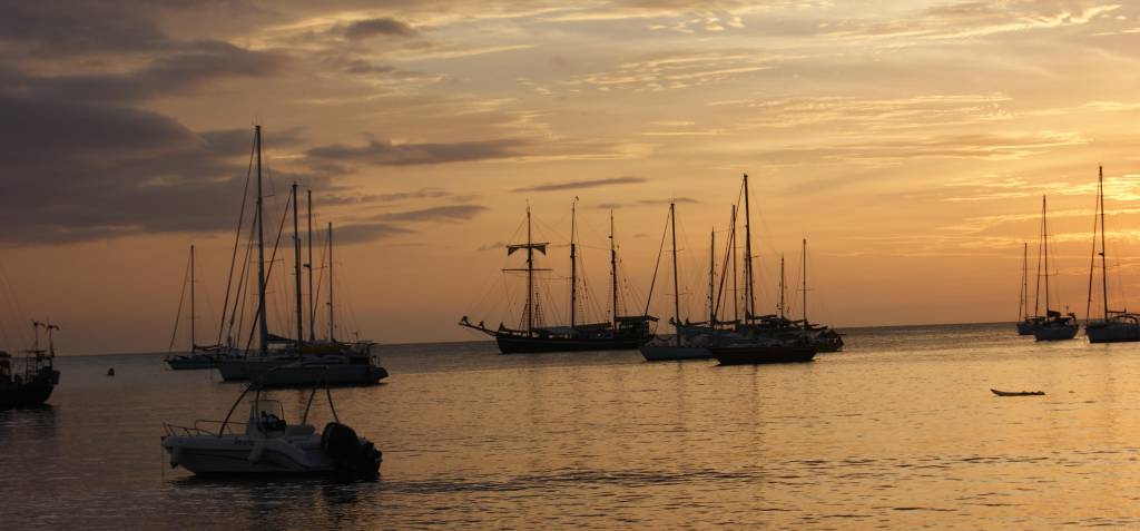 bateaux au coucher de soleil